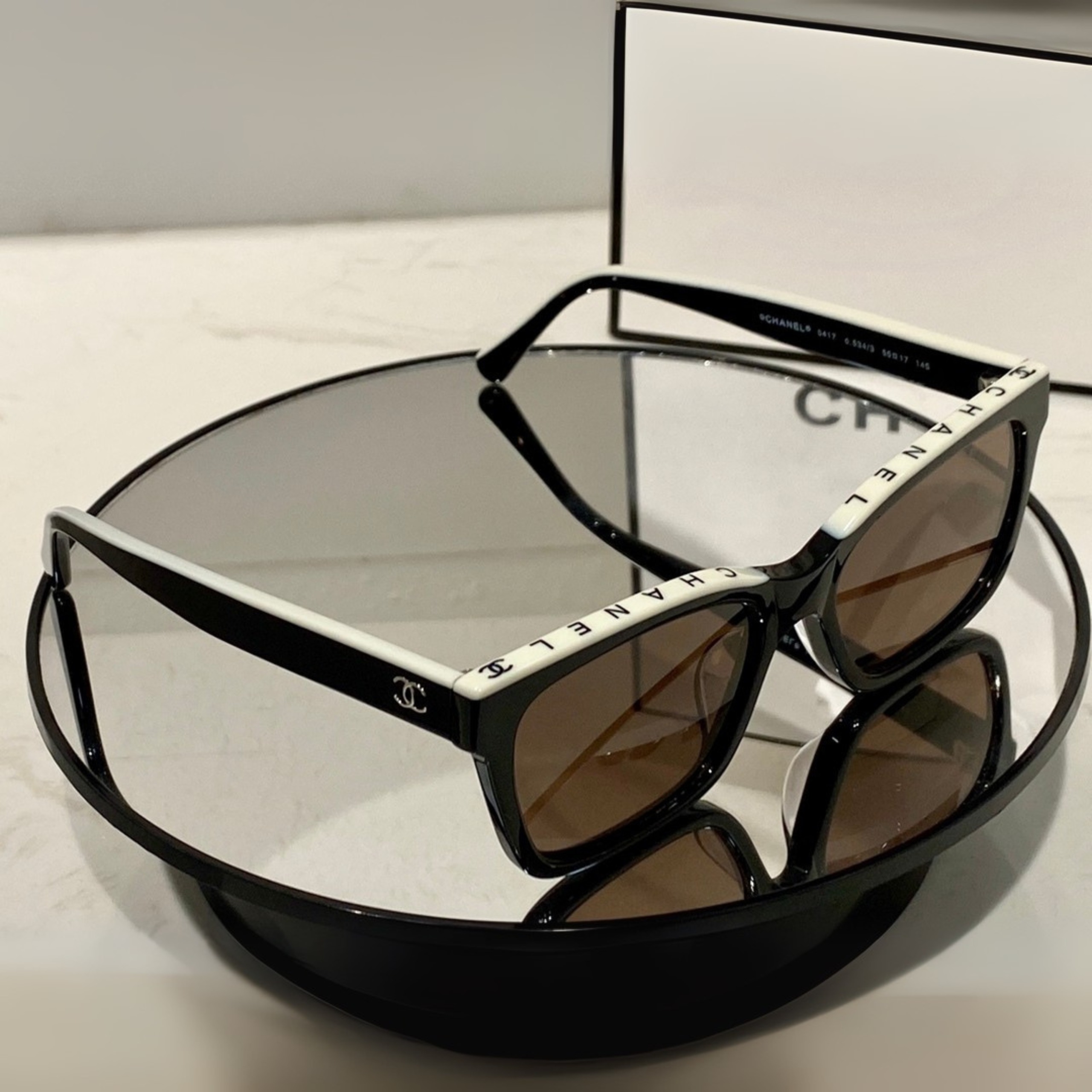 Chanel Carrés – Noir & Blanche
